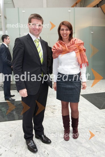 Dejan Turk, predsednik uprave Simobil in Irena Stamenkovič, vodja marketinga UNICEFOdprtje razstave UNICEF-ovih voščilnic