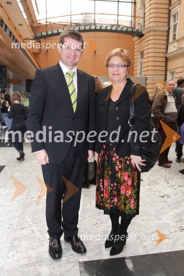 Dejan Turk, predsednik uprave Simobil in Maja Vojnovič, izvršna direktorica UNICEF SlovenijaOdprtje razstave UNICEF-ovih voščilnic