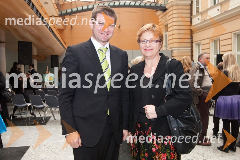 Dejan Turk, predsednik uprave Simobil in Maja Vojnovič, izvršna direktorica UNICEF SlovenijaOdprtje razstave UNICEF-ovih voščilnic