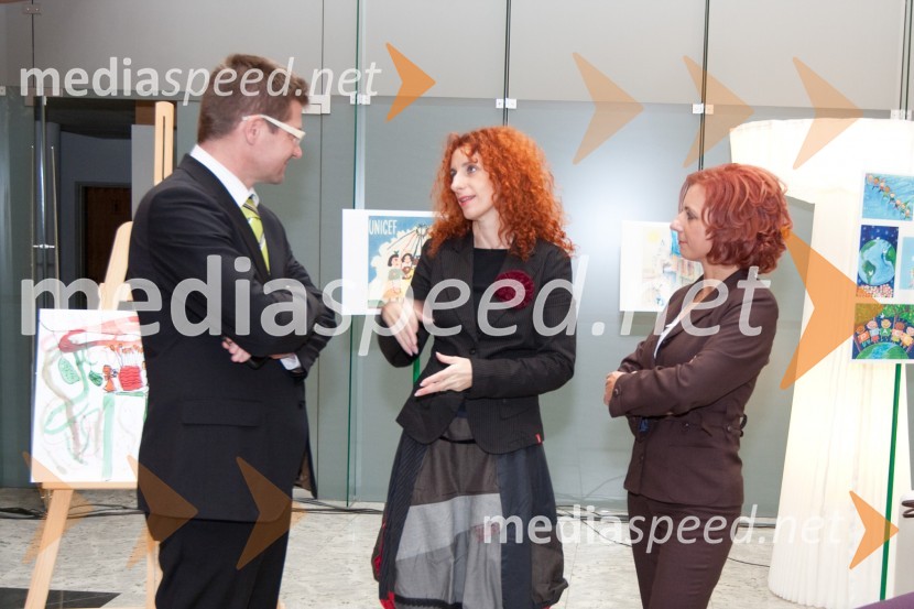 Dejan Turk, predsednik uprave Simobil, Vita Mavrič, pevka ter ambasadorka UNICEF-a, Sabina Podkrižnik, direktorica sektorja za trženje Pošte SlovenijeOdprtje razstave UNICEF-ovih voščilnic