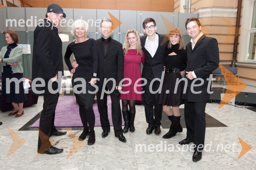 	Samuel Lukas, glasbenik, Eva Kozlevčar, glasbenica in soprog Tomaž, glasbenik, Samo Kozlevčar, glasbenik in punca Anja Pepelnjak, Nino Kozlevčar, glasbenik in punca Monika PepelnjakOdprtje razstave UNICEF-ovih voščilnic