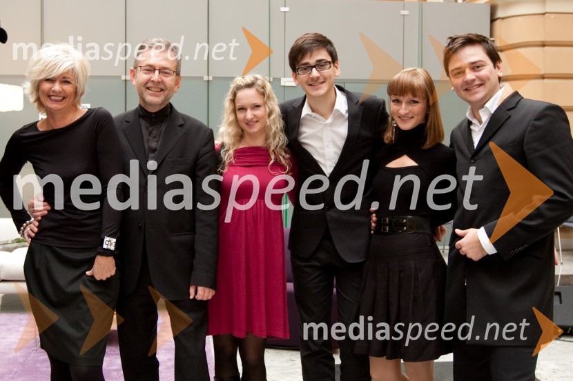 Eva Kozlevčar, glasbenica in soprog Tomaž, glasbenik, Samo Kozlevčar, glasbenik in punca Anja Pepelnjak, Nino Kozlevčar, glasbenik in punca Monika PepelnjakOdprtje razstave UNICEF-ovih voščilnic