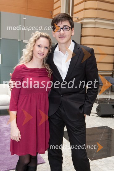 Samo Kozlevčar, glasbenik in punca Anja PepelnjakOdprtje razstave UNICEF-ovih voščilnic