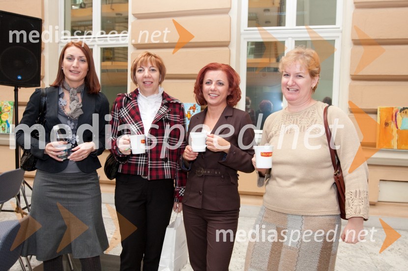 Ana Sešek Kuntu, Pošta Slovenije, Nataša Rajter, Sabina Podkrižnik, direktorica sektorja za trženje Pošte Slovenije in Alenka Jež Heinc, vodja prodaje in zbiranja sredstev UNICEF-aOdprtje razstave UNICEF-ovih voščilnic