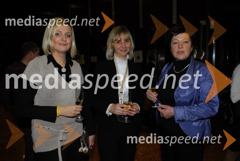 Alenka Hribar, Turistično informacijski center Kamnik, dr. Andreja Erže, direktorica Agencije za turizem in podjetništvo Kamnik in Nuša Lisjak, vodja Turistično informacijskega centra KamnikOkusiti Slovenijo