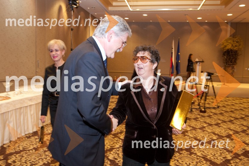 Petar Radović, odgovorni urednik razvedrilnega programa RTV Slovenija in Dragica Petrovič, producentka in režiserkaTrend, podelitev nagrad