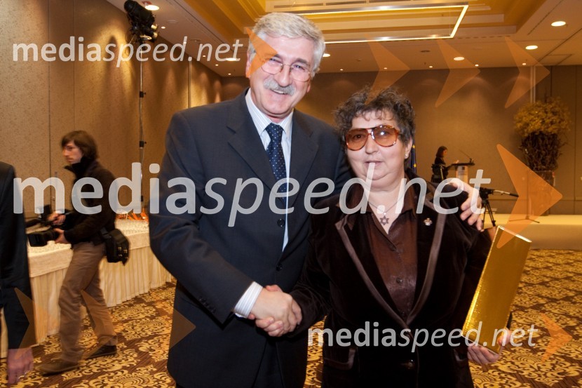 Petar Radović, odgovorni urednik razvedrilnega programa RTV Slovenija in Dragica Petrovič, producentka in režiserkaTrend, podelitev nagrad