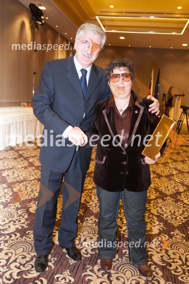 Petar Radović, odgovorni urednik razvedrilnega programa RTV Slovenija in Dragica Petrovič, producentka in režiserkaTrend, podelitev nagrad