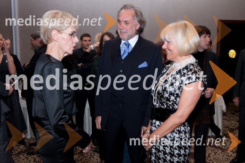 Metka Premerl, slavistka, Daniela in Boris Čehovin, uvoznika blagovne znamke EscadaTrend, podelitev nagrad