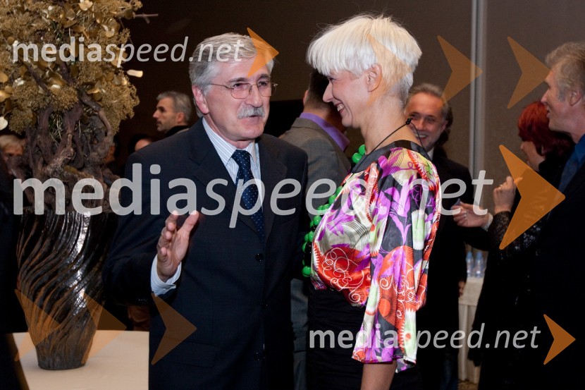 Petar Radović, odgovorni urednik razvedrilnega programa RTV Slovenija in Barbra Drnač, plesna novinarkaTrend, podelitev nagrad