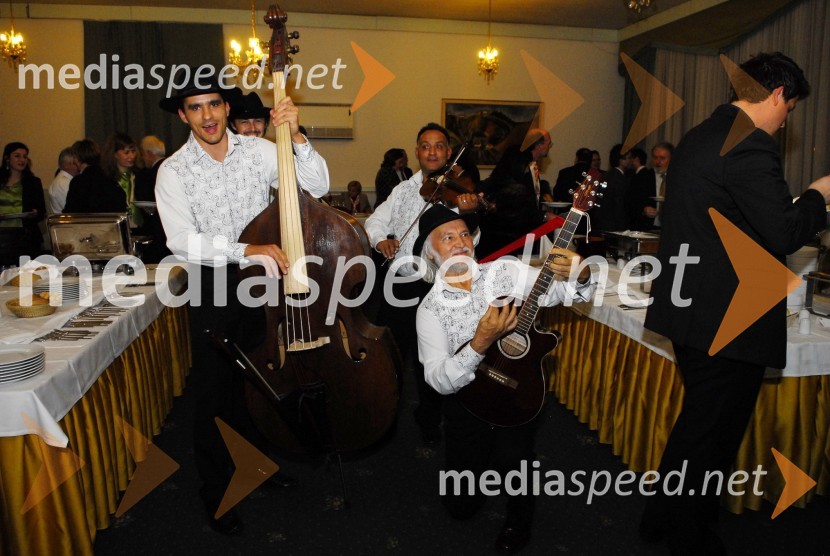 Halgato, glasbena skupinaOkusiti Slovenijo