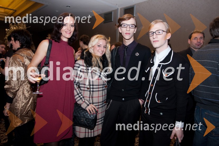 Mag. Mateja Gaber in hčerka Hana, Erik Maj Potočnik in Matjaž Plošinjak, modna oblikovalcaTrend, podelitev nagrad