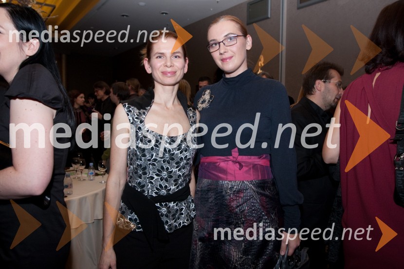 Eva Longyka Marušič, povezovalka programa in Mojca Celin, modna oblikovalkaTrend, podelitev nagrad