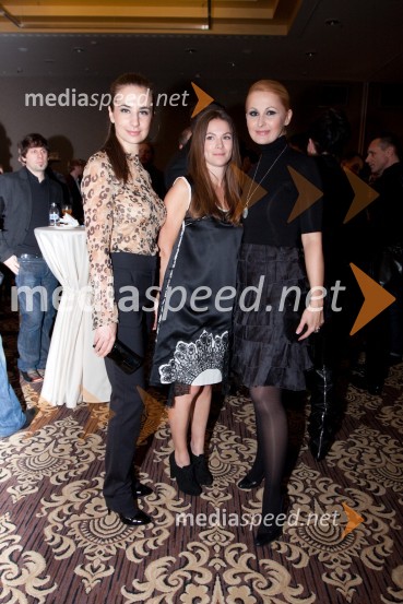 Marija Pandrc, izvršna direktorica podjetja Rašica, Mini in Karmen Stavec, pevkaTrend, podelitev nagrad