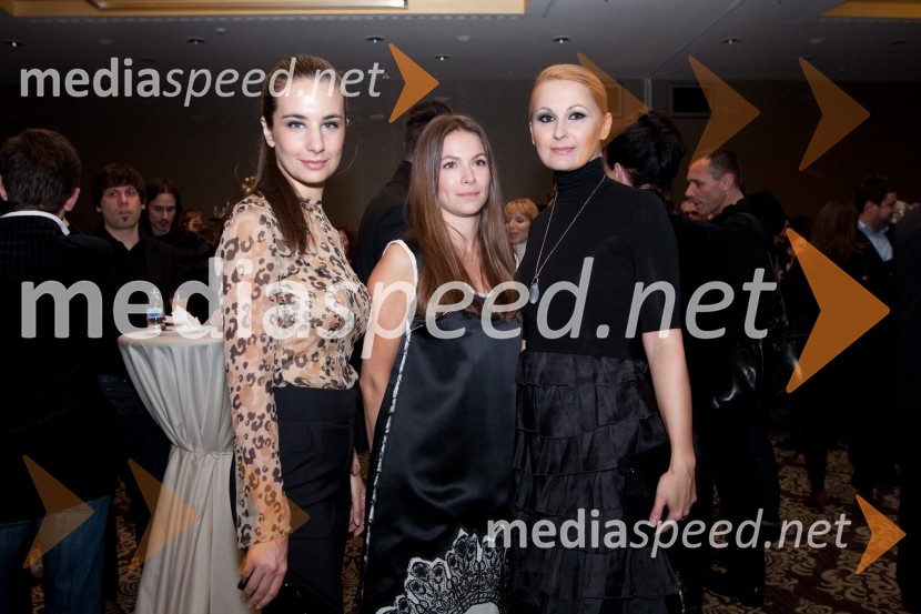 	Marija Pandrc, izvršna direktorica podjetja Rašica, Mini in Karmen Stavec, pevkaTrend, podelitev nagrad