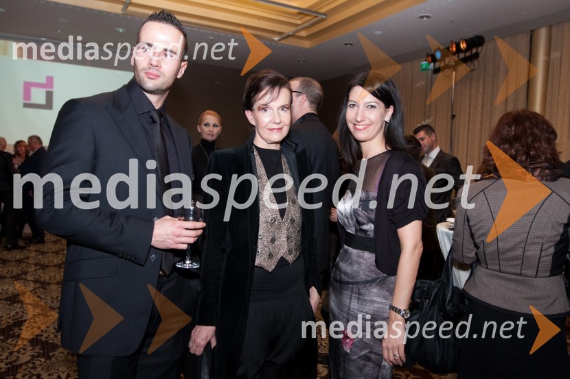 	 Marjeta Grošelj, oblikovalka torbic in njen sin, Gašper Grošelj, maneken in Petra Kancler, novinarkaTrend, podelitev nagrad