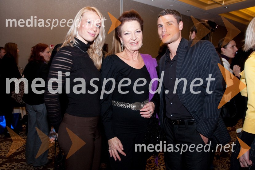 Ana Šinkovec, pianistka, Elza Budau, pevka in Janoš ValTrend, podelitev nagrad