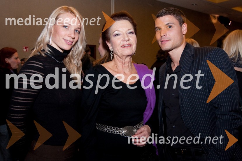 Ana Šinkovec, pianistka, Elza Budau, pevka in Janoš ValTrend, podelitev nagrad