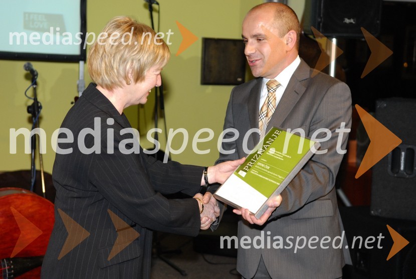 Divina Čuk, turistična ambasadorka Slovenije v letu 2009 ter lastnica in direktorica turistične agencije Aurora Viaggi in Marjan Hribar, direktor Direktorata za turizem pri Ministrstvu za gospodarstvoOkusiti Slovenijo