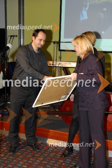 Predstavnik Zavoda za turizem Kranj, prejemniki nagrade Srebrni sejalec in mag. Darja Radič, državna sekretarka na Ministrstvu za gospodarstvoOkusiti Slovenijo