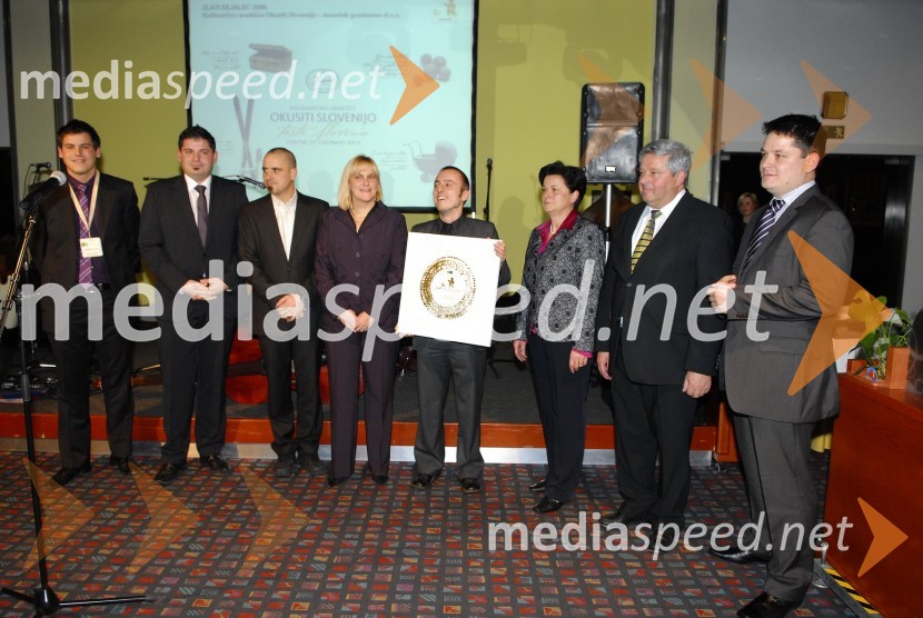 Martin Jezeršek, Jure Jezeršek, Hiša kulinarike Jezeršek , ..., mag. Darja Radič, državna sekretarka na Ministrstvu za gospodarstvo, ..., Sonja Jezeršek, Franci Jezeršek in Luka Jezeršek, Hiša kulinarike Jezeršek, prejemniki nagrade Zlati sejalecOkusiti Slovenijo