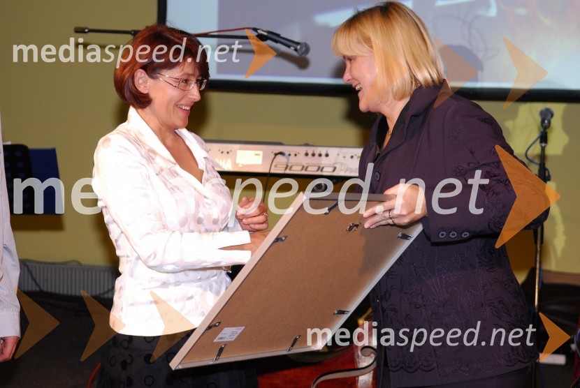 Predstavnica podjetja Turizem Kras d.o.o. prejemniki nagrade Snovalec 2009 in mag. Darja Radič, državna sekretarka na Ministrstvu za gospodarstvoOkusiti Slovenijo