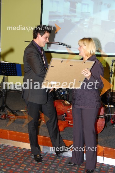 Martin Jezeršek, Obrtno podjetniška zbornica Slovenije, prejemniki nagrade Snovalec 2009 na pobudo diplomske naloge Martina Jezerška in mag. Darja Radič, državna sekretarka na Ministrstvu za gospodarstvoOkusiti Slovenijo