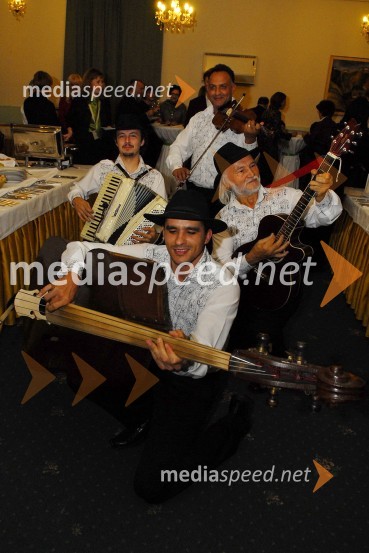 Halgato, glasbena skupinaOkusiti Slovenijo