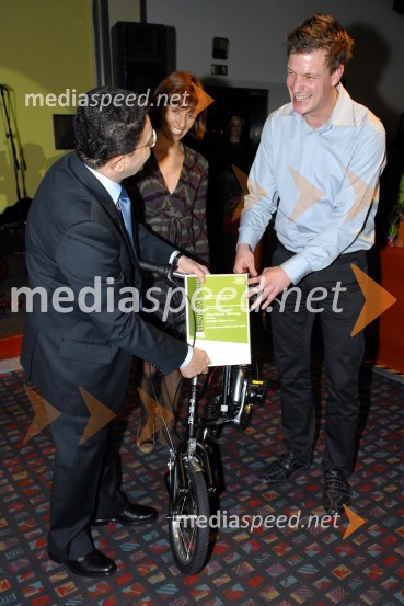 Dr. Taleb Rifai, generalni sekretar Svetovne turistične organizacije, Karin Marter, Studio Moderna in predstavnik podjetja Solane d.o.o. prejemniki Priznanja za najboljše zelene prakse slovenskega turizmaOkusiti Slovenijo