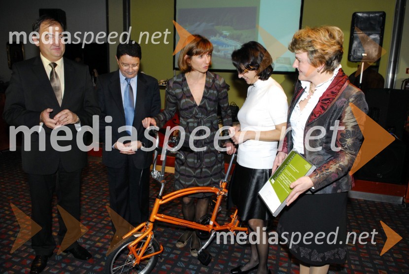 Predstavniki Term Snovik Kamnik d.o.o. prejemniki Priznanja za najboljše zelene prakse slovenskega turizma, dr. Taleb Rifai, generalni sekretar Svetovne turistične organizacije in Karin Marter, Studio ModernaOkusiti Slovenijo