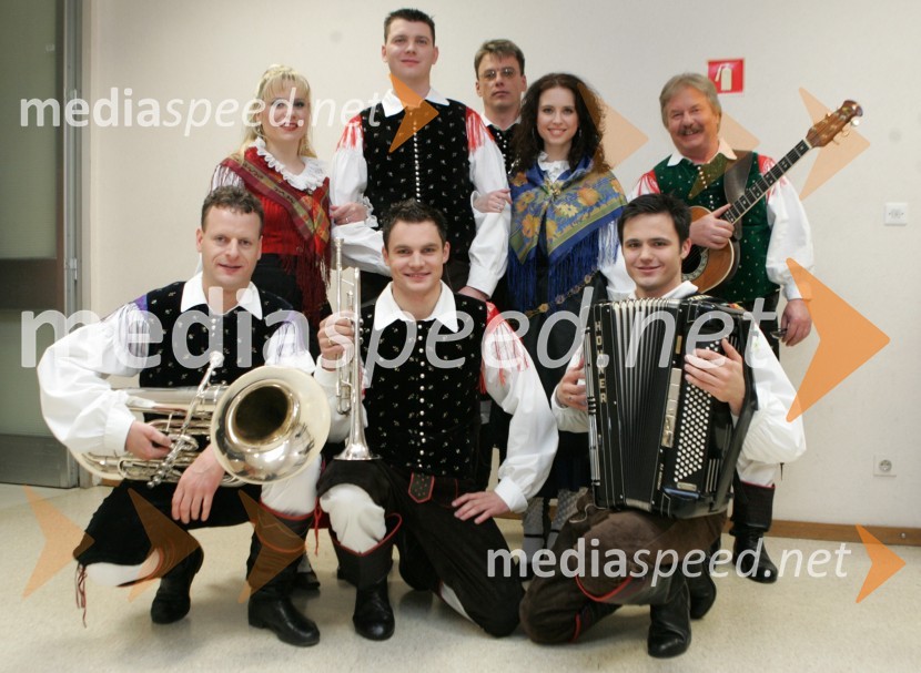 Ansambel Sredenšek, spodaj: Marko, Klemen, Andrej, zgoraj: Klavdija, Sebastjan, Tadeja, Janko in JožeSlovenska polka in valček