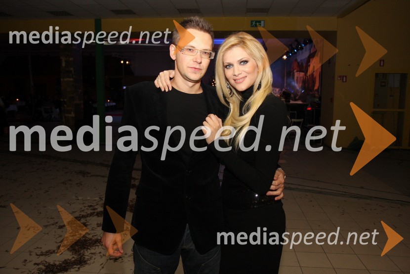 Manca Špik, pevka in njen fant Primož GoričnikTV Pika, snemanje novoletne oddaje