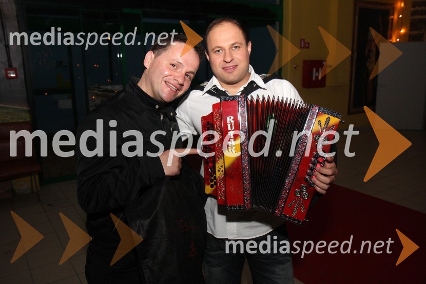 Jani Pavec, pevec skupine Atomik Harmonik in Boštjan Konečnik, harmonikarTV Pika, snemanje novoletne oddaje