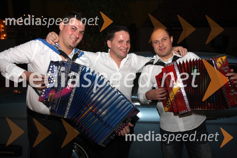 Tomaž, novi harmonikar skupine Atomik Harmonik, Jani Pavec, pevec skupine Atomik Harmonik in Boštjan Konečnik, harmonikarTV Pika, snemanje novoletne oddaje