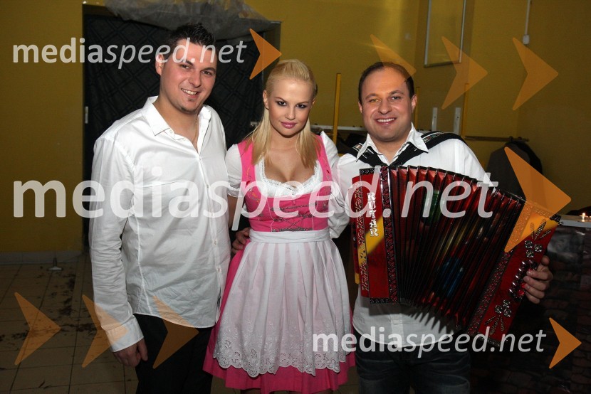 Tomaž, novi harmonikar skupine Atomik Harmonik, Tejči, pevka skupine Atomik Harmonik in Boštjan Konečnik, harmonikarTV Pika, snemanje novoletne oddaje