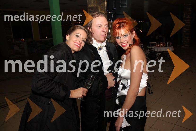 Mihaela Margan - Miša, novinarka, Playboyeva zajčica in voditeljica oddaje, Milan Slavič, lastnik Royal Society Cluba ter Stančka Šukalo Šeško, manekenka in voditeljica oddajeTV Pika, snemanje novoletne oddaje