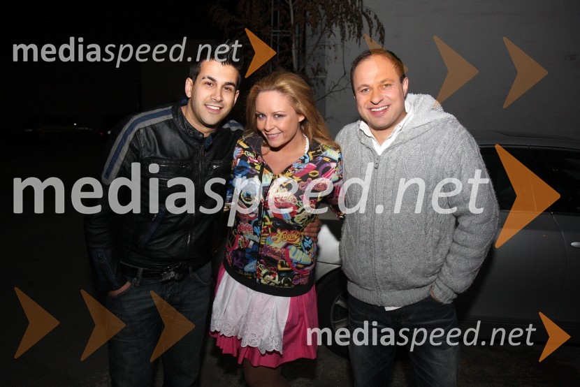 Domen Kumer, pevec, Špela Grošelj, pevka skupine Atomik Harmonik in Boštjan Konečnik, harmonikarTV Pika, snemanje novoletne oddaje