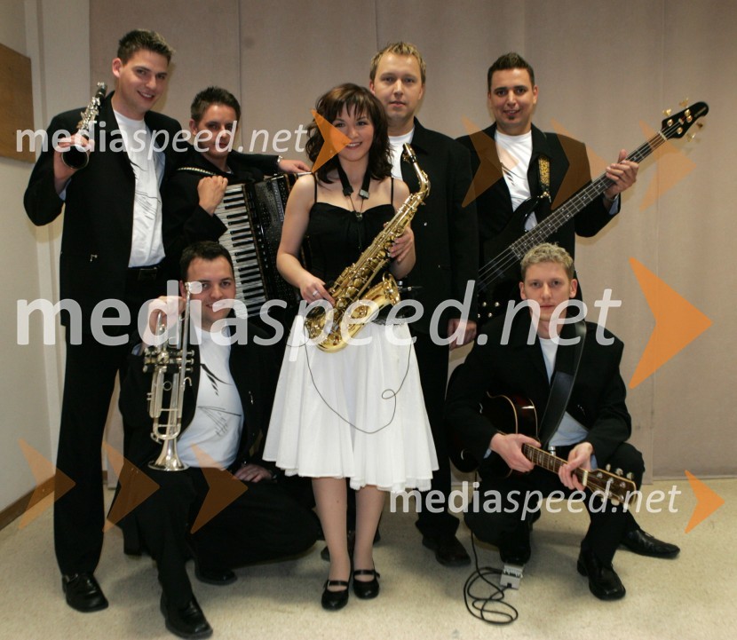 Ansambel Sicer, spredaj: Grega Burnik, Katarina Galič in Janko Kokalj, vzadaj: Matej Dornik, Simon Cerar, Primož Stele in Ernest SkokSlovenska polka in valček