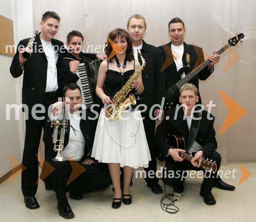 Ansambel Sicer, spredaj: Grega Burnik, Katarina Galič in Janko Kokalj, vzadaj: Matej Dornik, Simon Cerar, Primož Stele in Ernest SkokSlovenska polka in valček