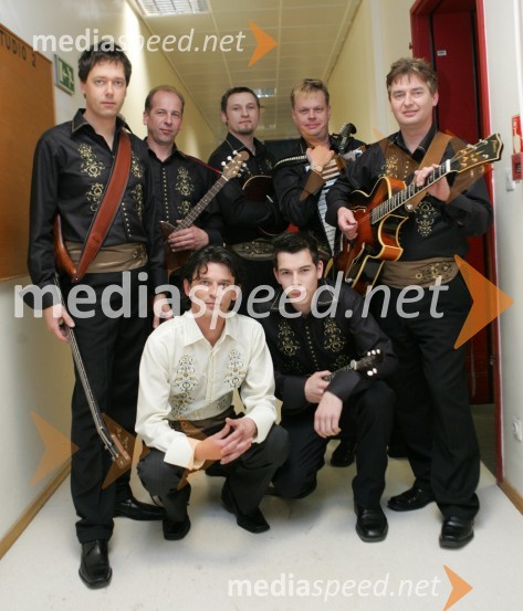 Ansambel Zlati muzikanti, spodaj: Marko Pezdirc in Dejan Šušter, zgoraj od desne proti levi: Slavko Božič, Matej Kovačič, Tomaž Šmaljcelj, Dušan Šušter in Bojan ŽnidarčičSlovenska polka in valček