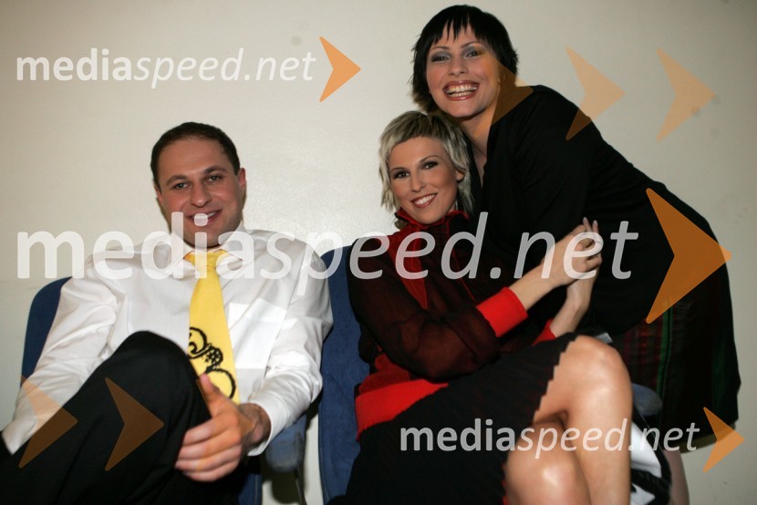 Boštjan Konečnik, harmonikar, Monika Pučelj in Nuška Drašček, pevkiSlovenska polka in valček