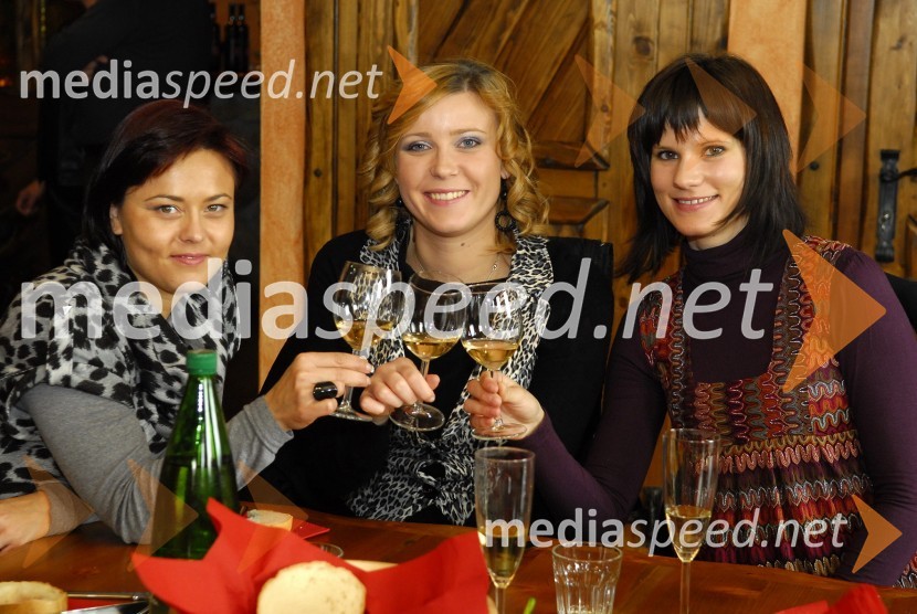 Martina Rebula, kraljica Terana, Elizabet Bordon, prva vinska kraljica Istre in Sanja Klenar, Ljutomerska vinska kraljicaZaživela Hiša penin Frangež