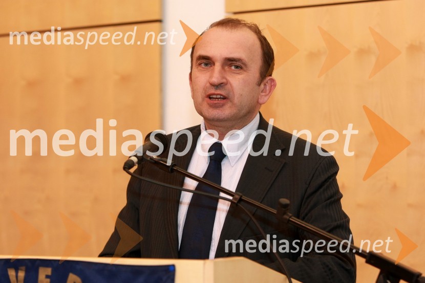 Dr. Franci Demšar, direktor Javne agencije za raziskovalno dejavnost Republike Slovenije (ARSS)Univerza v Mariboru, okrogla miza o raziskovalnih projektih