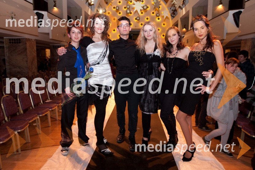 Mladi modni oblikovalci: Lucija Jankovec, Nuša Smolič, David Bacali, Mateja Lisjak, Kristina Poljanšek in Jessica JagecI know you want me-young fresh creative, modna revija