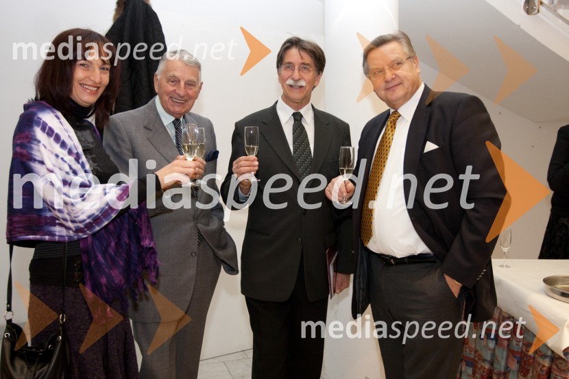 Demeter Bitenc, igralec in spremljevalka Majda Pintar, Jožko Čuk, v.d. direktorja Slovenskega narodnega gledališča (SNG) Nova Gorica in Dušan Mlakar, režiserKaj je resnica, premiera predstave v SNG Nova Gorica