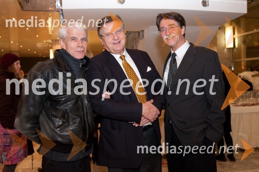 Ivo Barišič, igralec, Dušan Mlakar, režiser in Jožko Čuk, v.d. direktorja Slovenskega narodnega gledališča (SNG) Nova GoricaKaj je resnica, premiera predstave v SNG Nova Gorica