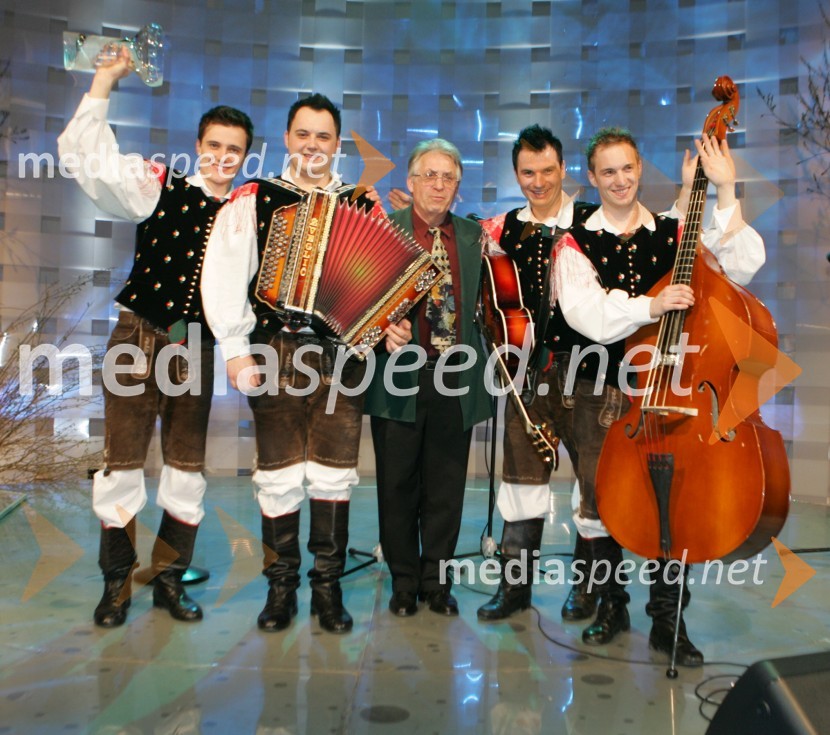 Ansambel Modrijani in Franc Šegovc, avtor skladbe (na sredini)Slovenska polka in valček