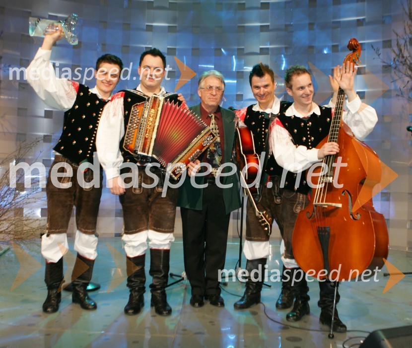 Ansambel Modrijani in Franc Šegovc, avtor skladbe (na sredini)Slovenska polka in valček