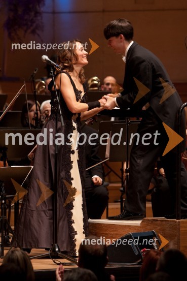 Mojca Zlobko Vajgl, harfistka in Evan Crist, dirigent17. Manager koncert