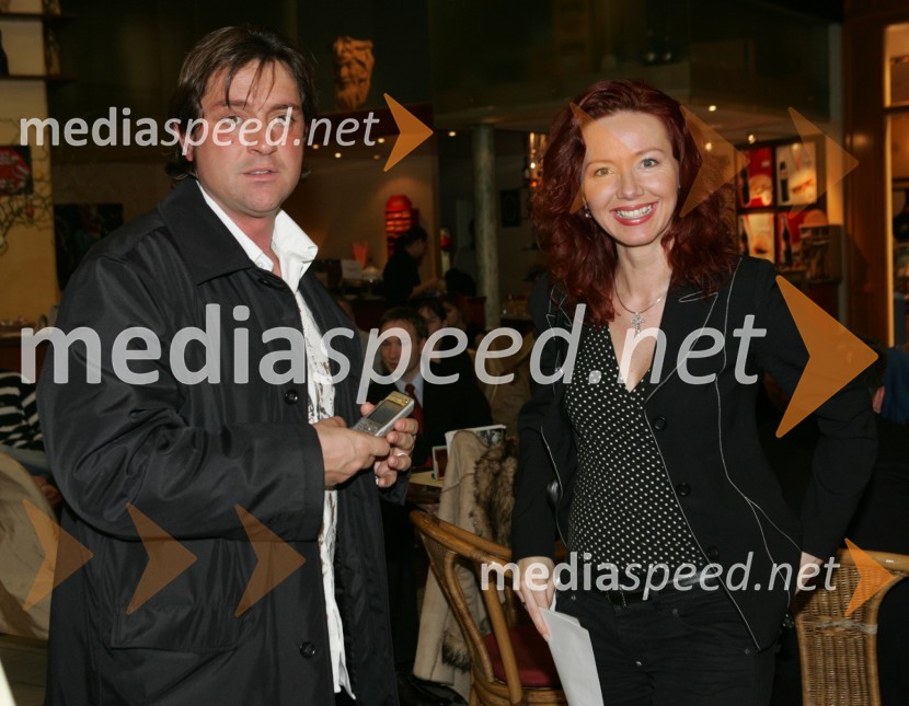 Samir Kobler, pevec, imitator Elvisa in njegova žena Metka Klajderič Kobler, lastnica modne agencije Vulcano models, ponosna bodoča staršaModna revija spodnjega perila Cotonella